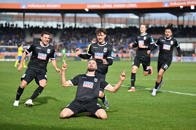 Ulms Lucas R&ouml;ser jubelt nach seinem F&uuml;hrungstreffer.  | Foto: Swen Pf&ouml;rtner/dpa