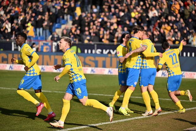 Die Braunschweiger Spieler feiern den Ausgleichstreffer.  | Foto: Swen Pf&ouml;rtner/dpa