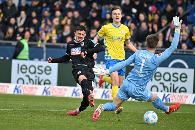 Ulms Aaron Keller (l) scheitert an  Braunschweigs Torwart Ron-Thorben Hoffmann.  | Foto: Swen Pf&ouml;rtner/dpa