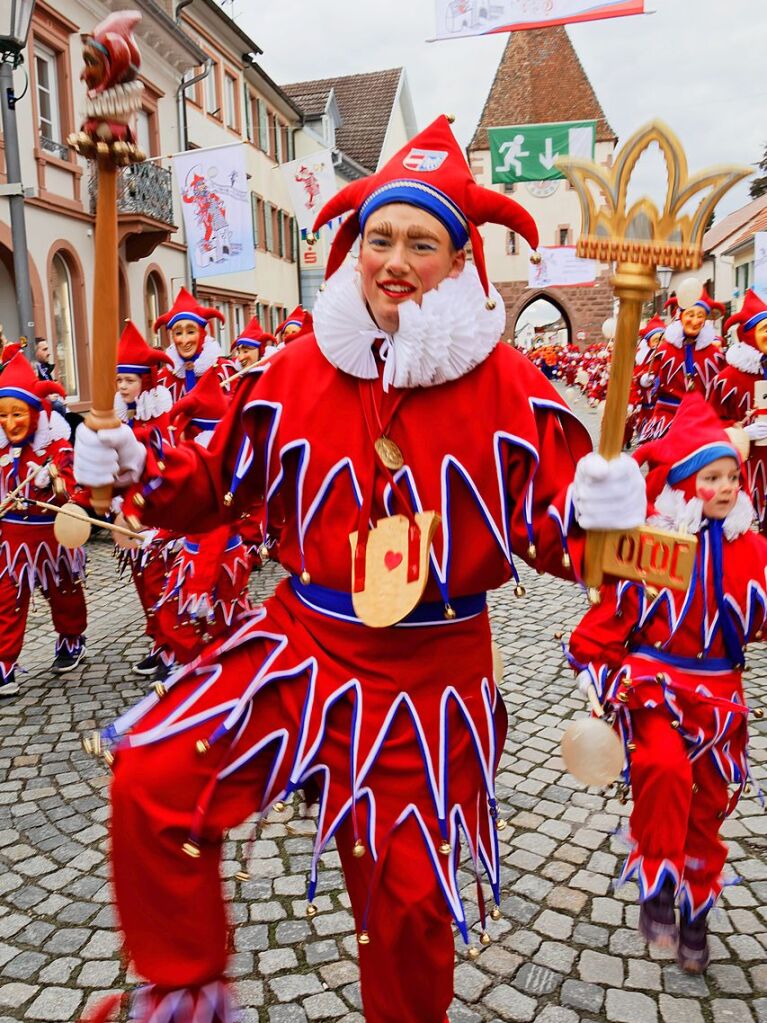 Kinderumzug am Freitagnachmittag: Die Jokili kommen, vorneweg Oberjokili Simon Abele.