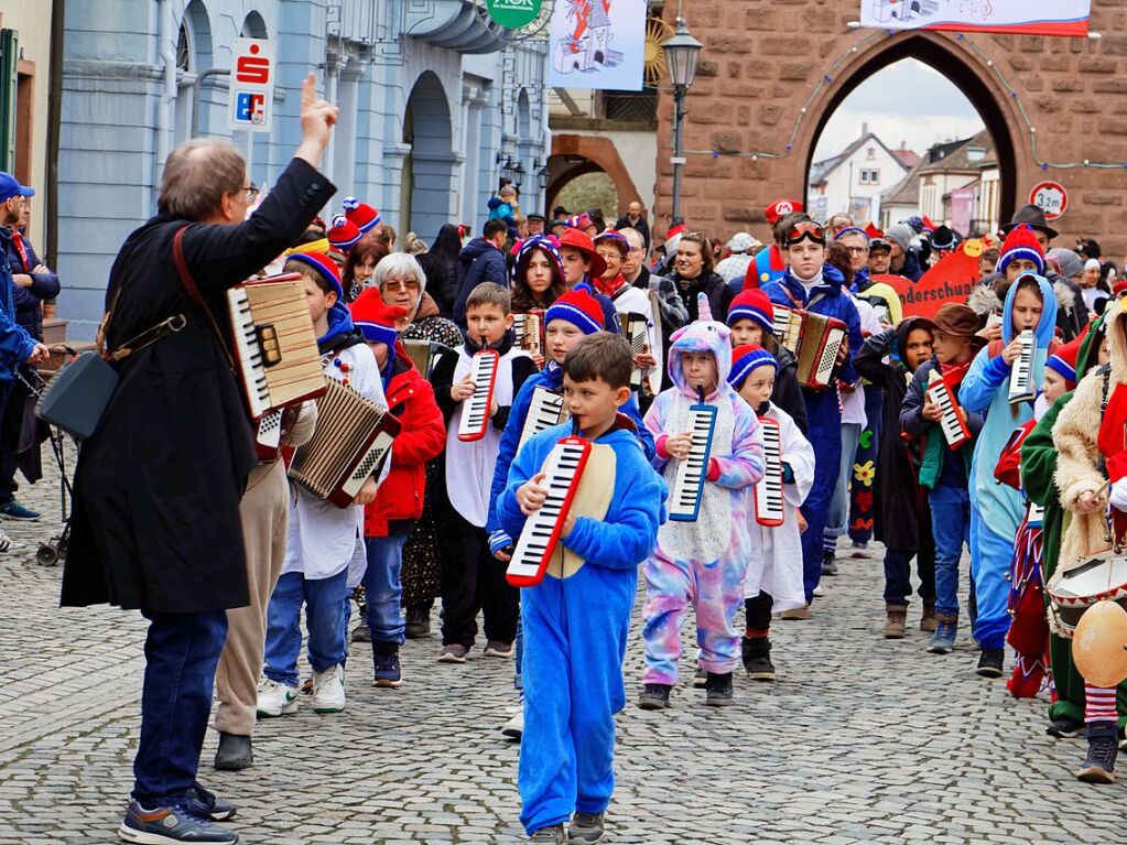 Kinderumzug am Freitagnachmittag: Auch Harald Kniebhler und seine bunte Schar von Akkordeon- und Melodika-Kids drfen da nicht fehlen.