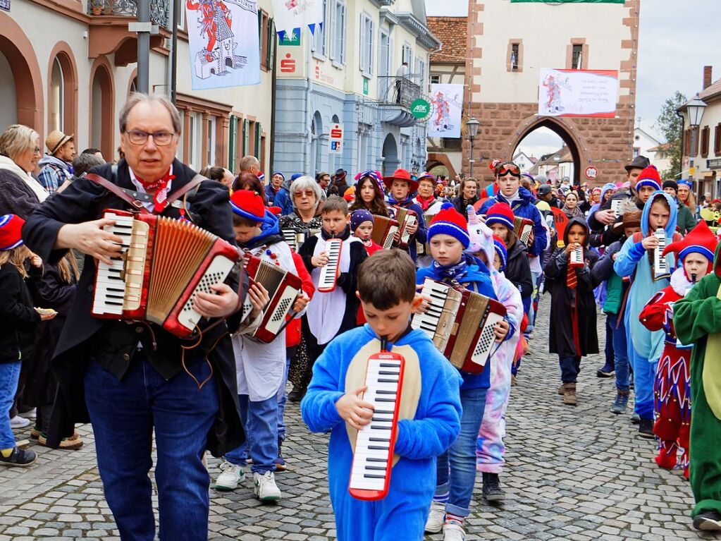 Kinderumzug am Freitagnachmittag: Auch Harald Kniebhler und seine bunte Schar von Akkordeon- und Melodika-Kids drfen da nicht fehlen.