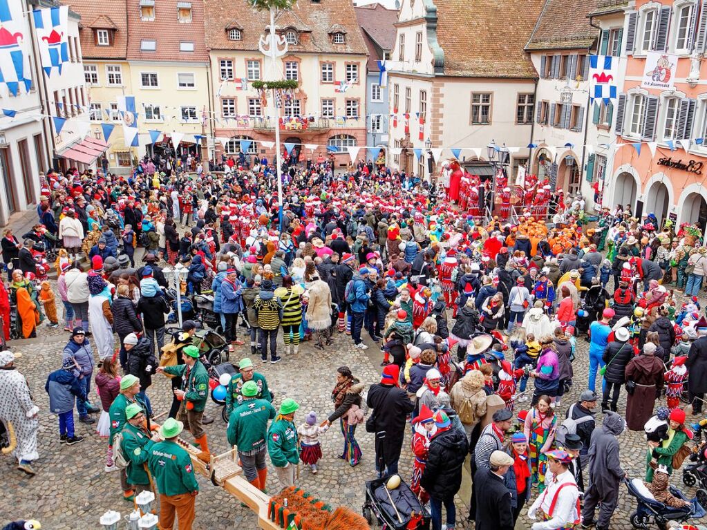 Kinderumzug am Freitagnachmittag: Zum Abschluss versammeln sich alle auf dem Marktplatz zur groen Kinderfasnetsfraid.