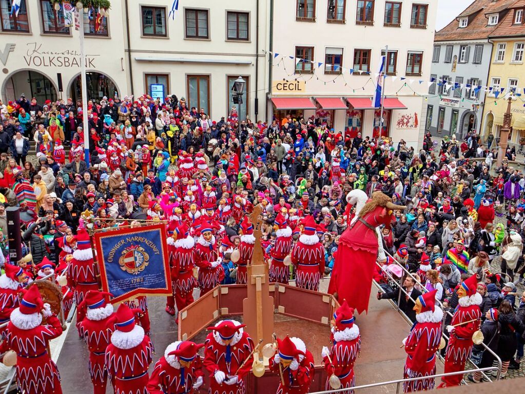 Kinderumzug am Freitagnachmittag: Zum Abschluss versammeln sich alle auf dem Marktplatz zur groen Kinderfasnetsfraid.