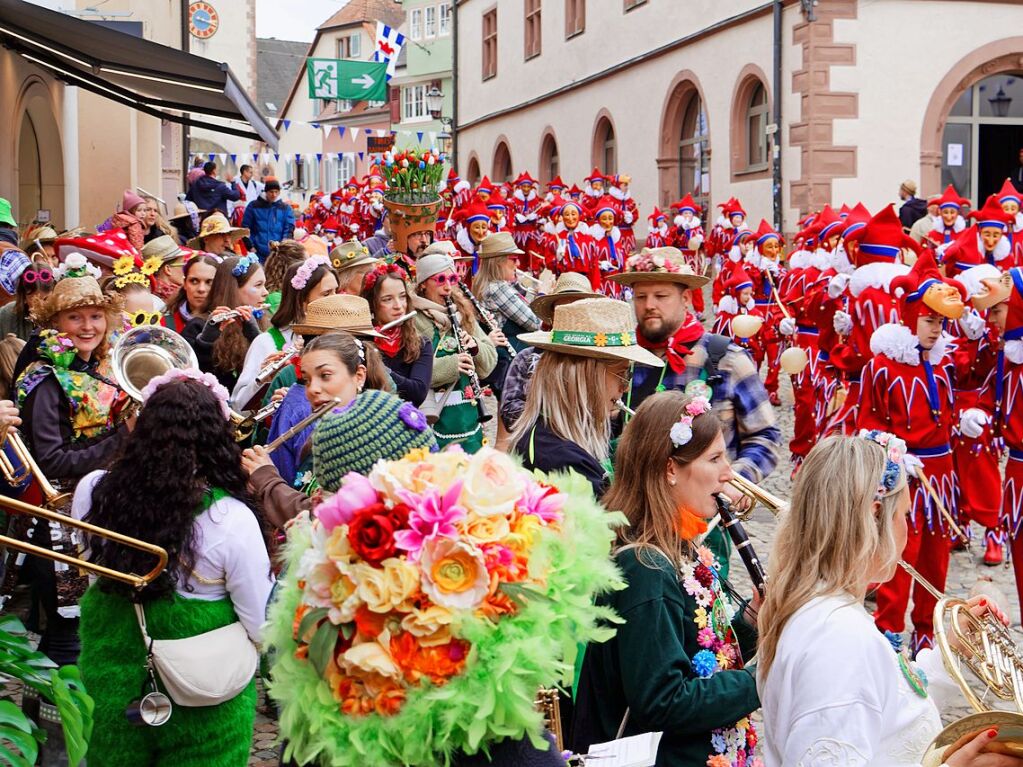 Kinderumzug am Freitagnachmittag: Zum Abschluss versammeln sich alle auf dem Marktplatz zur groen Kinderfasnetsfraid.