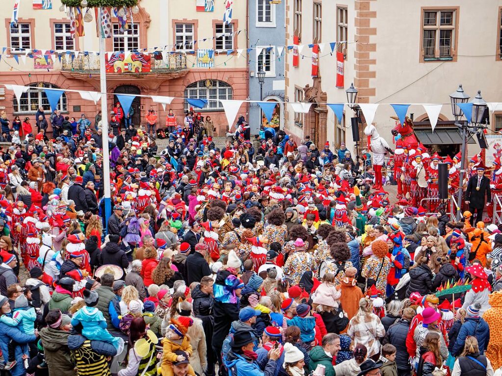 Kinderumzug am Freitagnachmittag: Zum Abschluss versammeln sich alle auf dem Marktplatz zur groen Kinderfasnetsfraid.