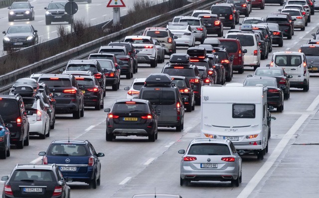 Auf mehreren Autobahnen kam es am Sams...Stau wegen Unf&auml;llen. (Symbolbild)  | Foto: Marijan Murat/dpa