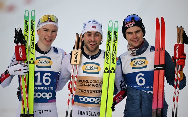 Vinzenz Geiger (r) hat seine zweite Medaille in Trondheim gewonnen.  | Foto: Hendrik Schmidt/dpa