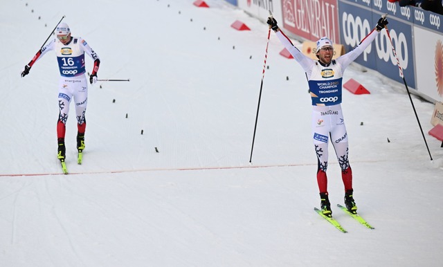 Der Norweger Jarl Magnus Riiber (r) feierte in Trondheim sein zweites WM-Gold.  | Foto: Hendrik Schmidt/dpa