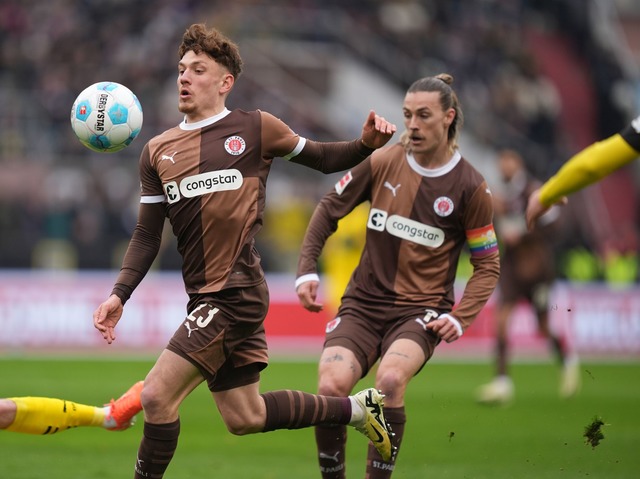 Z&auml;hlte zu den Besten auf dem Platz: St. Pauli Philipp Treu (l)  | Foto: Marcus Brandt/dpa