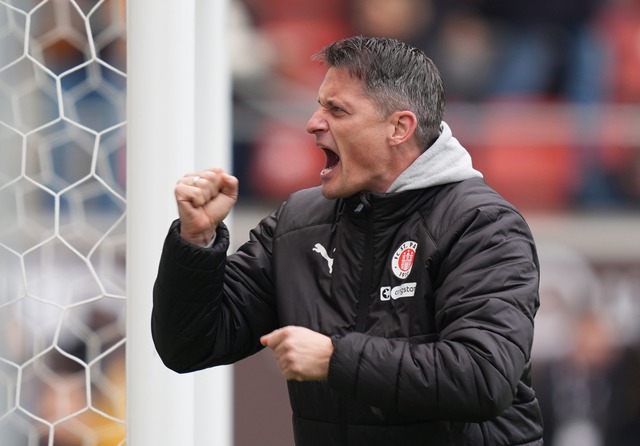 Alles Anfeuern nutzte nichts: St. Paulis Trainer Alexander Blessin.  | Foto: Marcus Brandt/dpa