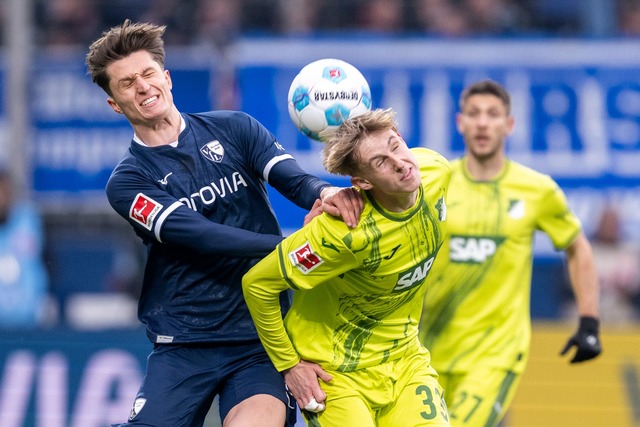 Von Beginn an zeigte sich zwischen Boc...Hoffenheim eine umk&auml;mpfte Partie.  | Foto: David Inderlied/dpa