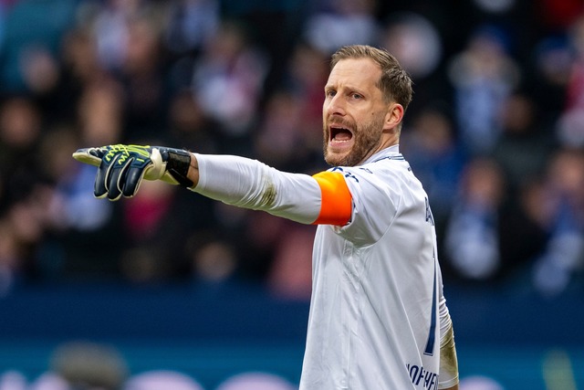 Hoffenheims Oliver Baumann stand nach ...t Ausfall wieder zwischen den Pfosten.  | Foto: David Inderlied/dpa