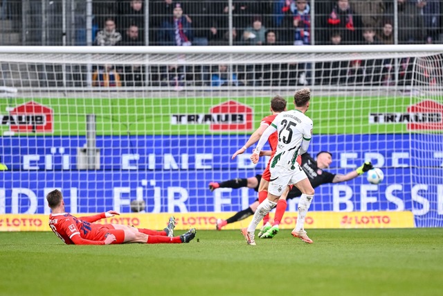 Heidenheim verliert deutlich gegen Gladbach.  | Foto: Harry Langer/dpa