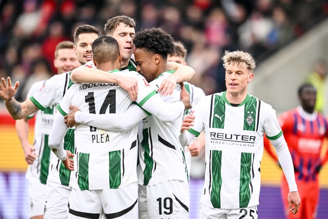 Gladbach jubelt in Heidenheim.  | Foto: Harry Langer/dpa