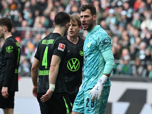 Torwart Marius M&uuml;ller war einer d...uuml;r den Wolfsburger Sieg in Bremen.  | Foto: Carmen Jaspersen/dpa