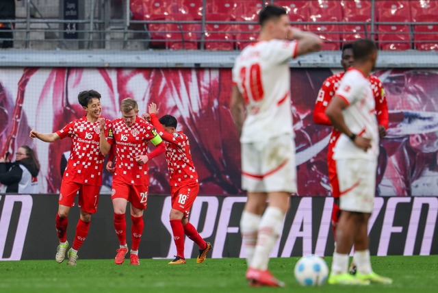 Mainz bejubelt die F&uuml;hrung durch Jonathan Burkardt.  | Foto: Jan Woitas/dpa