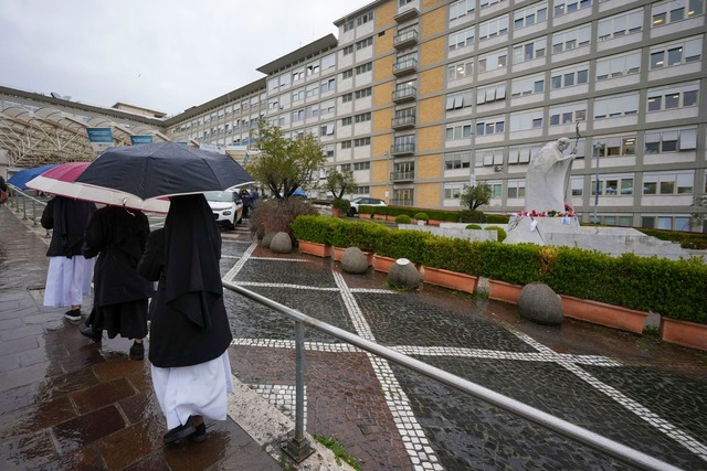 Nach einem neuen Atemnot-Anfall verbra...len Angaben zufolge eine ruhige Nacht.  | Foto: Andrew Medichini/AP/dpa