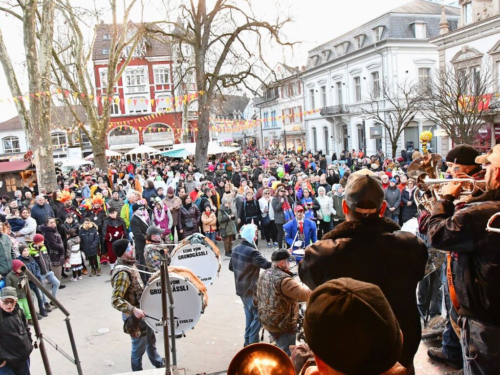 Impressionen von der Gugge-Explosion mit Gugge-Corso in Lrrach