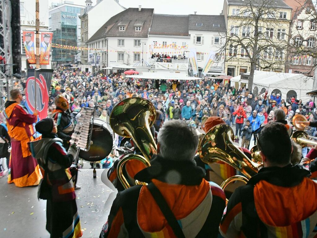 Impressionen von der Gugge-Explosion mit Gugge-Corso in Lrrach