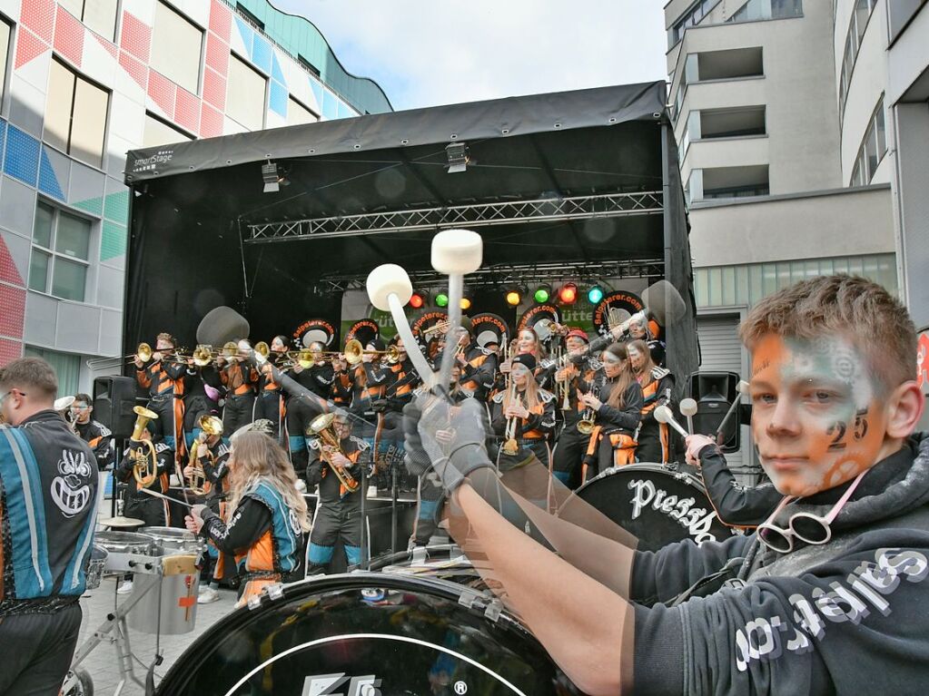 Impressionen von der Gugge-Explosion mit Gugge-Corso in Lrrach