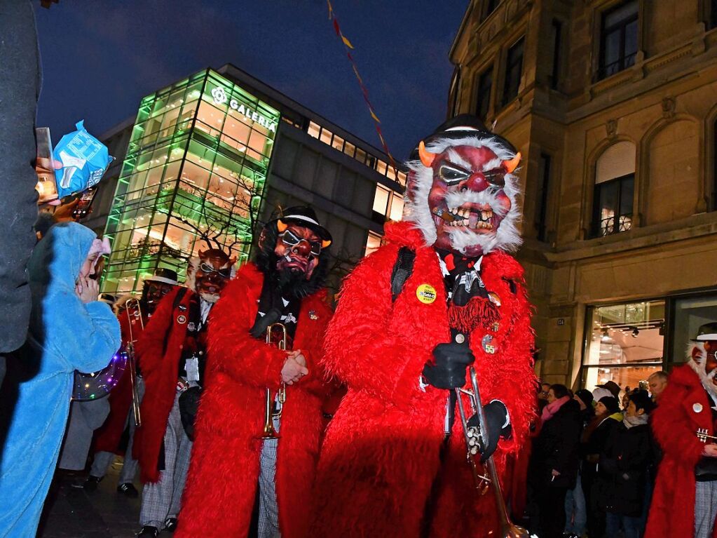 Impressionen von der Gugge-Explosion mit Gugge-Corso in Lrrach