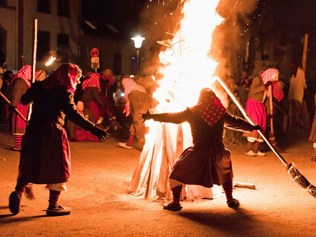 Die Waldkircher Burghexen fhrten in der Schlettstadtallee ihren schaurig-schnen Hexentanz auf.