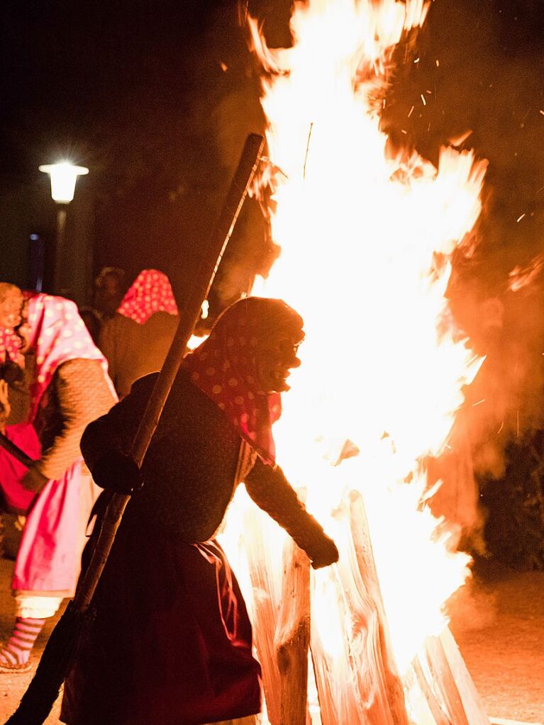 Die Waldkircher Burghexen fhrten in der Schlettstadtallee ihren schaurig-schnen Hexentanz auf.