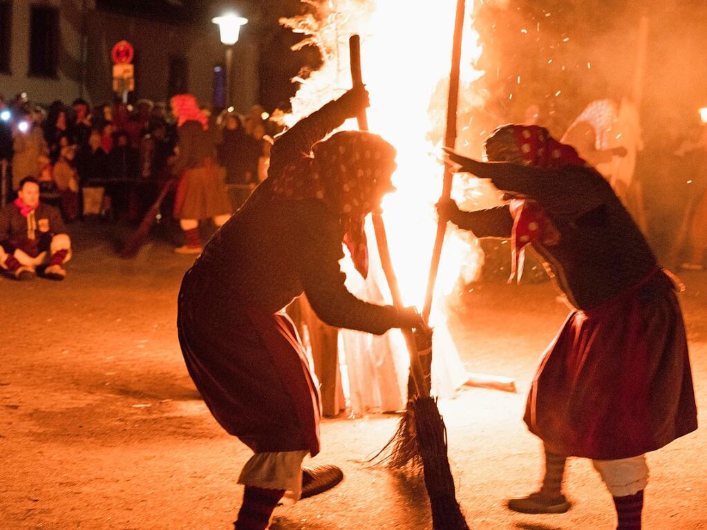 Die Waldkircher Burghexen fhrten in der Schlettstadtallee ihren schaurig-schnen Hexentanz auf.