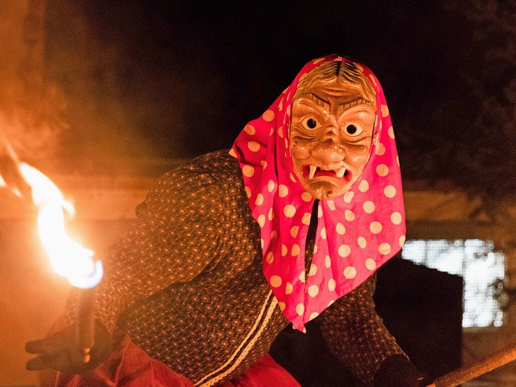 Die Waldkircher Burghexen fhrten in der Schlettstadtallee ihren schaurig-schnen Hexentanz auf.