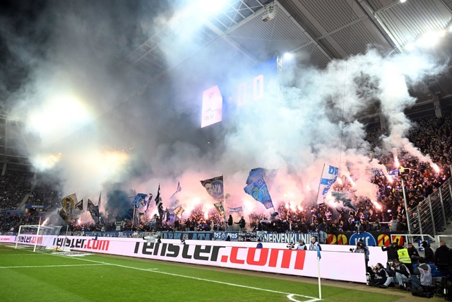 Aufgeheizte Atmosph&auml;re: Die KSC-Fans brannten reichlich Pyrotechnik ab.  | Foto: Uli Deck/dpa