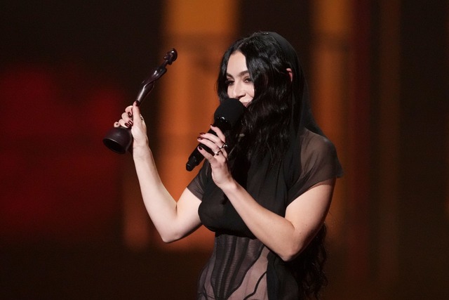 Charli XCX gewann bei den Brit Awards 2025 gleich f&uuml;nf Preise.  | Foto: Scott A Garfitt/Invision/AP/dpa