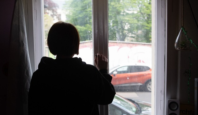 Kinder haben nach Experteneinsch&auml;...nter Einsamkeit gelitten (Symbolbild).  | Foto: Paul Zinken/dpa