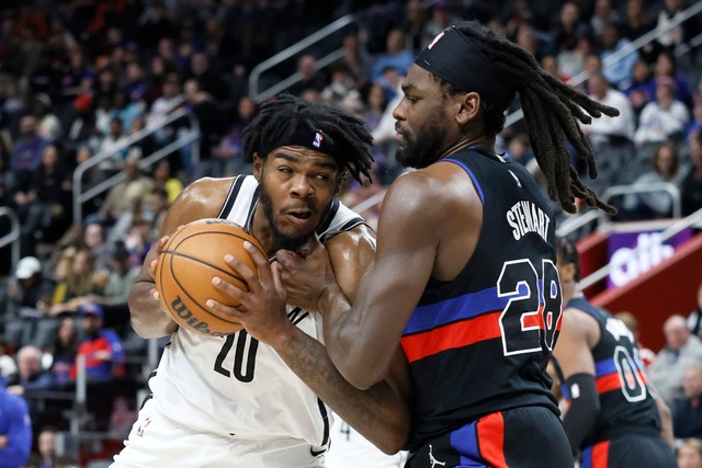 Isaiah Stewart (r) und Detroit Pistons besiegten die Brooklyn Nets.  | Foto: Duane Burleson/AP/dpa