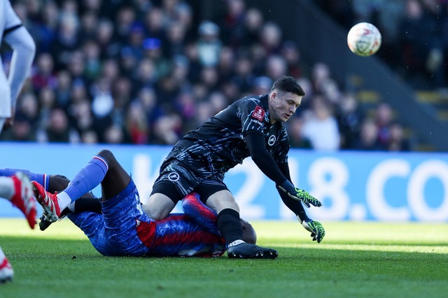 Millwall-Torh&uuml;ter Liam Roberts tr...teta mit dem linken Fu&szlig; am Kopf.  | Foto: Izzy Poles/News Images via ZUMA Press Wire/dpa