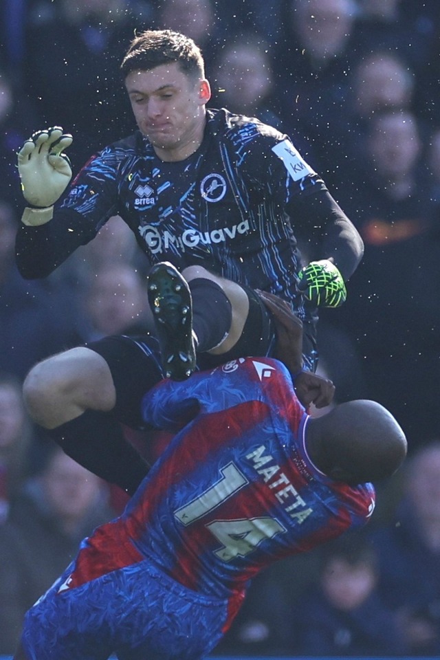 Ein brutales Foul schockt Englands Fu&szlig;ballfans.  | Foto: Ian Walton/AP/dpa