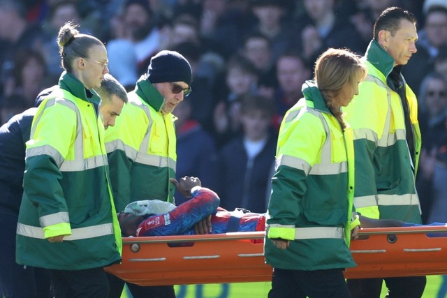 Mateta musste auf dem Platz mit Sauerstoff versorgt werden.  | Foto: Ian Walton/AP/dpa