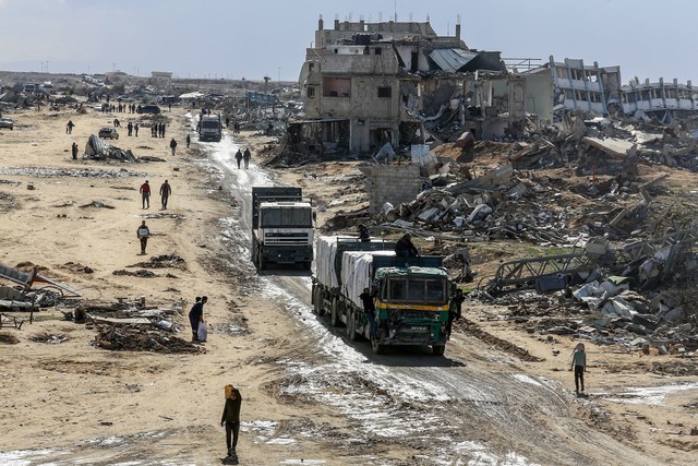 Lastwagen mit humanit&auml;ren Hilfsg&uuml;tern im Gazastreifen. (Archivbild)  | Foto: Abed Rahim Khatib/dpa