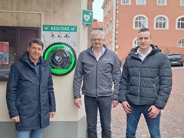 Brgermeister Bruno Metz (von links), ...Bauamt) bei einem der Defibrillatoren.  | Foto: Stadt Ettenheim