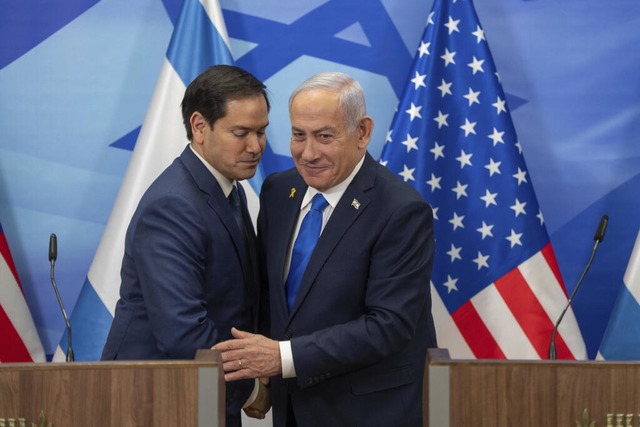 US-Auenminister Marco Rubio (l) und d...Bro des Ministerprsidenten die Hand.  | Foto: Ohad Zwigenberg (dpa)