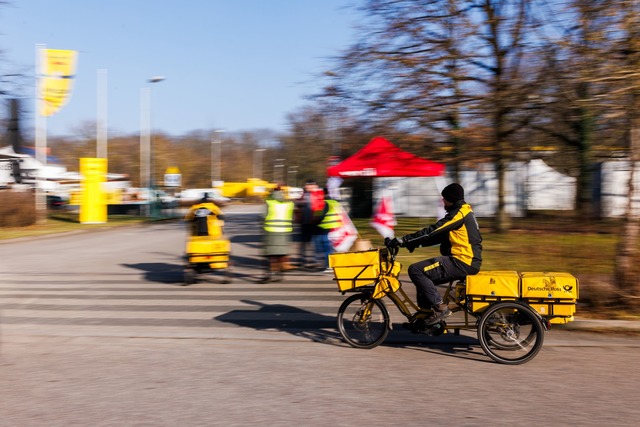 Die Deutsche Post will nach Warnstreik...dungen rasch nachliefern. (Archivbild)  | Foto: Philipp von Ditfurth/dpa