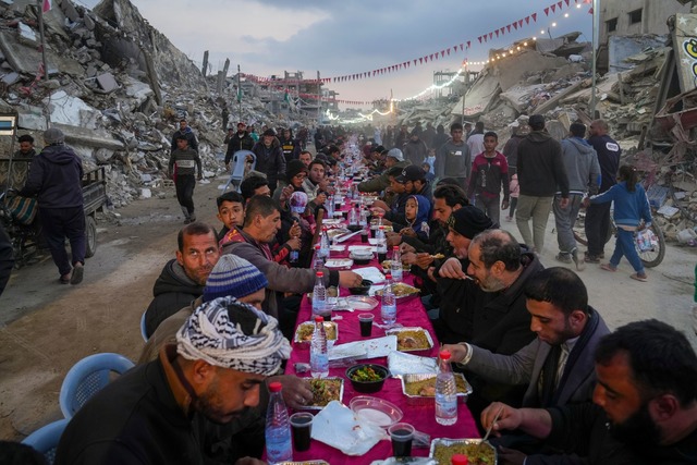 Trotz der Zerst&ouml;rungen versuchen ...igerma&szlig;en w&uuml;rdig zu feiern.  | Foto: Abdel Kareem Hana/AP/dpa