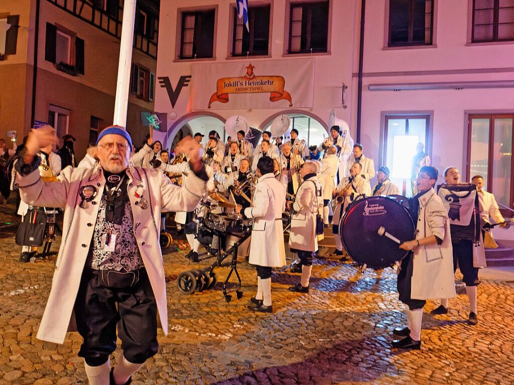 Ein buntes und phantasievolles Spektakel boten unzhlige Gruppen bei der groen Schnurrnacht am Samstagabend in Endingen. Auf dem Marktplatz sorgten nicht nur die Basler Grachsymphoniker fr Andrang und Stimmung.