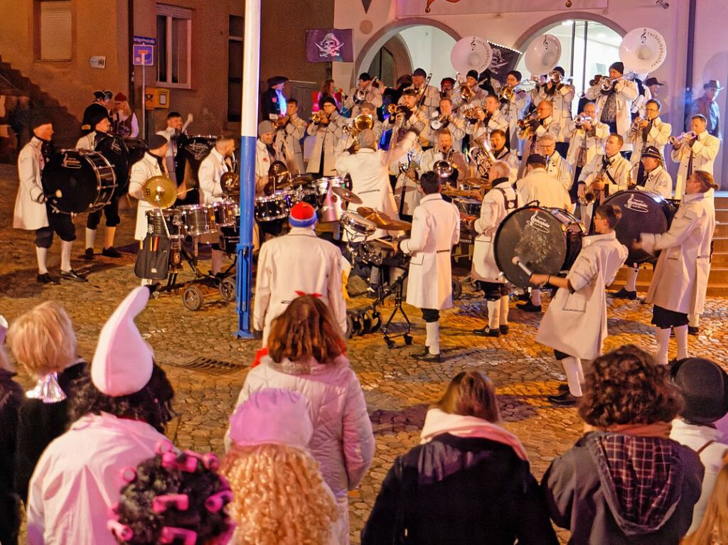 Ein buntes und phantasievolles Spektakel boten unzhlige Gruppen bei der groen Schnurrnacht am Samstagabend in Endingen. Auf dem Marktplatz sorgten nicht nur die Basler Grachsymphoniker fr Andrang und Stimmung.