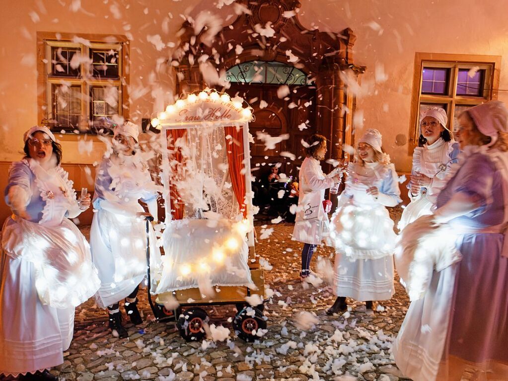 Ein buntes und phantasievolles Spektakel boten unzhlige Gruppen bei der groen Schnurrnacht am Samstagabend in Endingen. Ein ganz besonderer Hingucker war "Frau Holle".