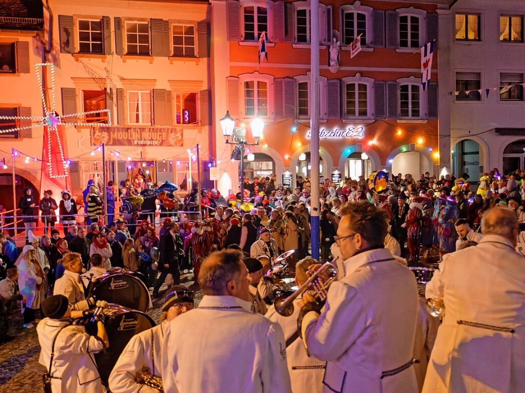 Ein buntes und phantasievolles Spektakel boten unzhlige Gruppen bei der groen Schnurrnacht am Samstagabend in Endingen. Auf dem Marktplatz sorgten nicht nur die Basler Grachsymphoniker fr Andrang und Stimmung.