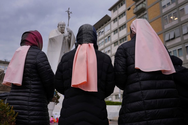 Papst Franziskus liegt seit mehr als z...es Paul II. Nonnen f&uuml;r ihn beten.  | Foto: Kirsty Wigglesworth/AP/dpa