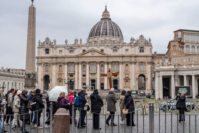 Auch auf dem Petersplatz wird wieder f&uuml;r Papst Franziskus gebetet.  | Foto: Mosa'ab Elshamy/AP/dpa