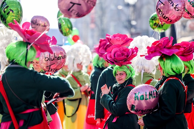 Einen Tag vor Rosenmontag ziehen tradi...und Veedelsz&ouml;ch" durch K&ouml;ln.  | Foto: Oliver Berg/dpa