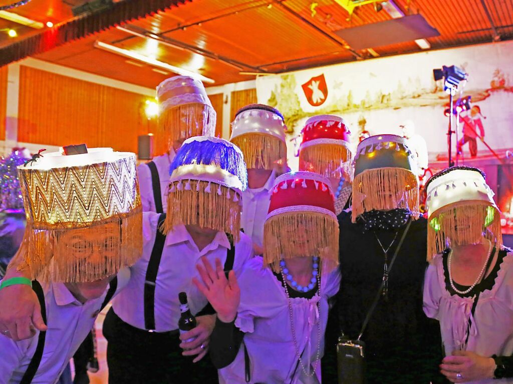 Lauter helle Kpfe: Beim Maskenball der Musikkapelle Kappel verkleidete sich diese Gruppe als Lampe aus den 70ern. Schuld an den Trend ist der Fasent- und Aprs-Ski-Hit „Wackelkontakt“.